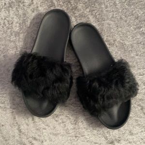 Tread light by Ugg black fur slides